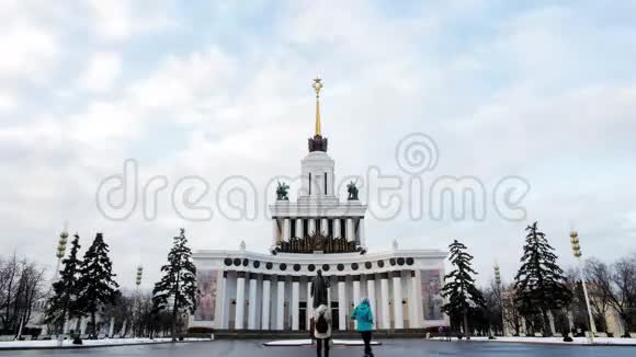莫斯科VDNKh地区靠近中央展馆大楼VDNKh是一个全俄罗斯展览中心拥有巨大的溜冰圈视频的预览图