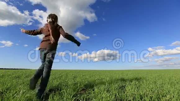 日落时分小女孩在草地上奔跑视频的预览图