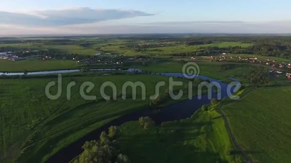 对小村庄的房景河景和绿色草地视频的预览图