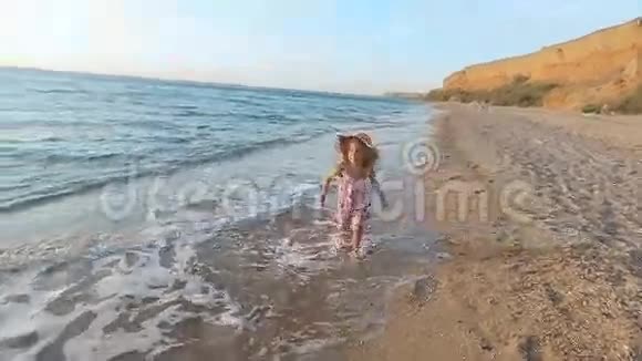 小女孩在海边奔跑视频的预览图