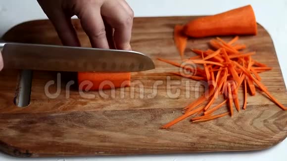 切蔬菜做清淡的沙拉素食健康的饮食西红柿黄瓜胡萝卜和红葱视频的预览图