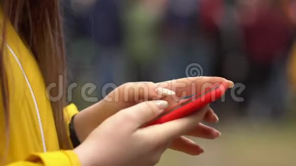 女性手在屏幕智能手机上输入移动信息关闭女性手握智能手机和浏览网站视频的预览图