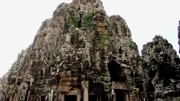 柬埔寨吴哥窟古寺遗址残迹盘下视频的预览图