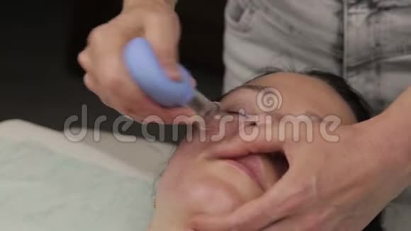 美容师用真空库做抗衰按摩皮肤再生真空面部按摩视频的预览图