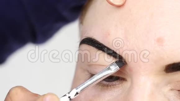 专业化妆师用指甲花画客户眉毛视频的预览图