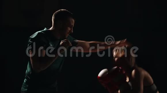 肌肉健身女孩训练与他的教练进行打击脚拳击手套自我的教训视频的预览图