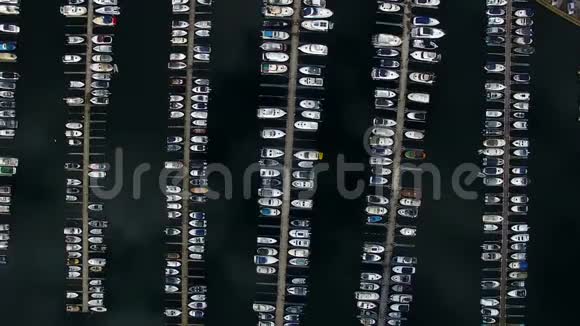 船坞里的船顶景视频的预览图