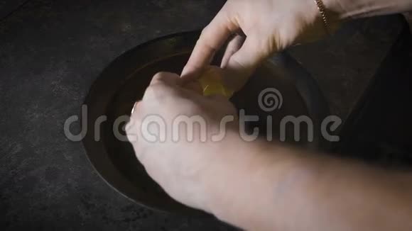 红火煎锅上煎鸡蛋或餐厅视频的预览图