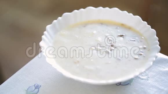 白色盘子里的热蘑菇汤视频的预览图