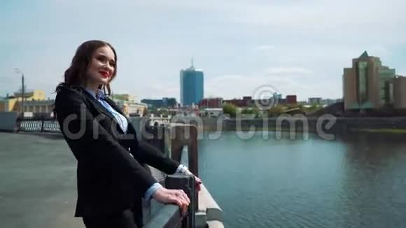 城市背景下一位幸福的年轻商务女性的画像视频的预览图