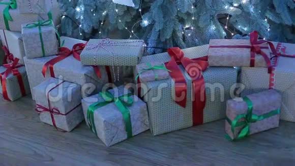 圣诞树下的圣诞礼物视频的预览图