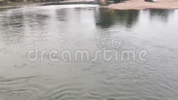 河流的水流自然背景视频的预览图