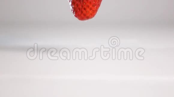 切片草莓落在白色表面视频的预览图