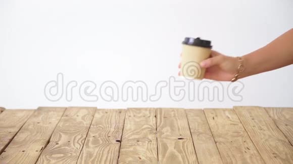 纸杯从纸板上面的乡村木桌动作视频的预览图