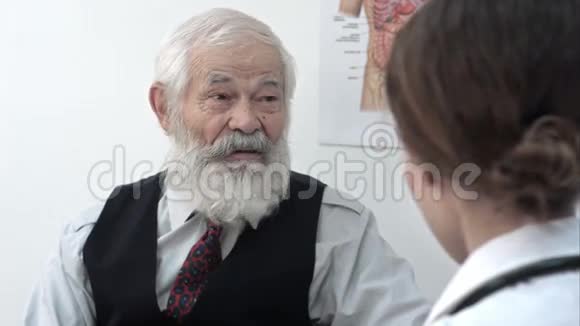 老人在医院和医生谈话视频的预览图