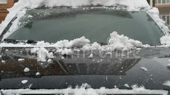 雪时汽车挡风玻璃的特写视频的预览图