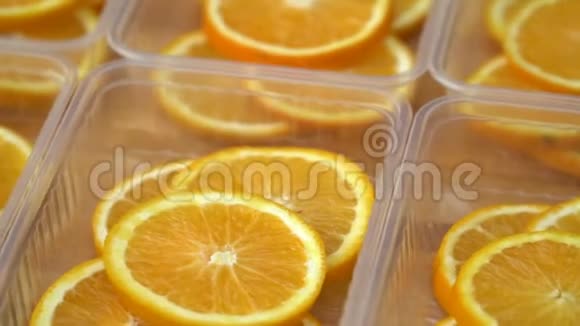 旋转新鲜柑橘橘子水果无缝环旋转切片橙子视频的预览图