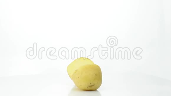 土豆食物减半白色背景视频的预览图