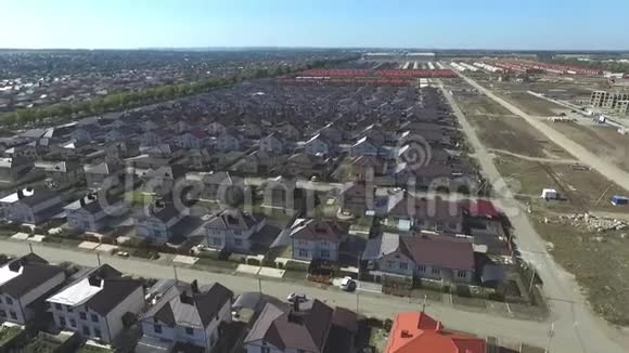一个大城市郊区的新村舍视频的预览图