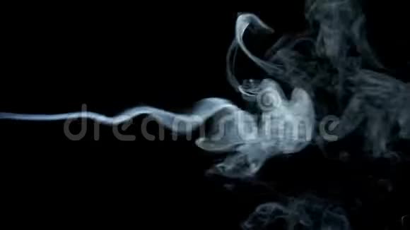 黑色背景上的白色蓝色烟雾波视频的预览图