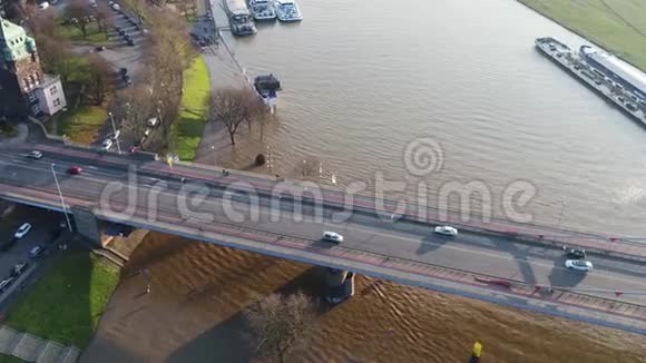 梅伦维德河的长廊和街道被莱茵河淹没视频的预览图