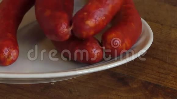 盘子里放着自制的红色香肠视频的预览图