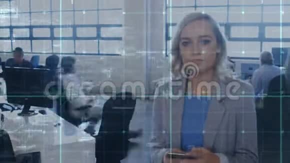 在办公室工作的女人在前台移动网格视频的预览图