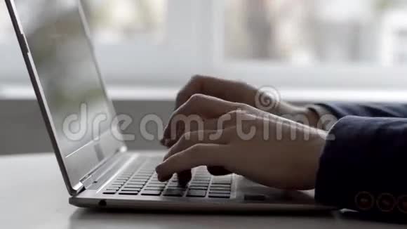 男人用笔记本电脑视频的预览图