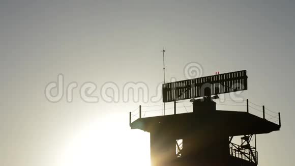 日落时分飞机飞越雷达通信塔视频的预览图
