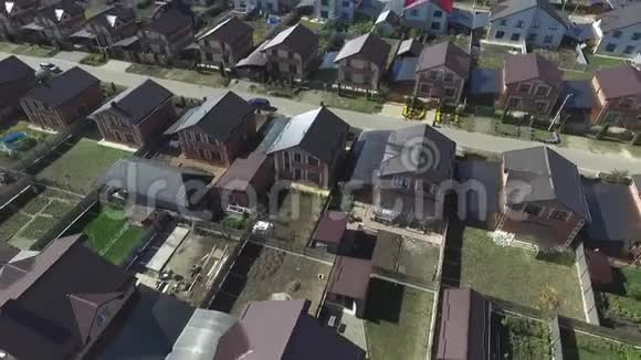 一个大城市郊区的新村舍视频的预览图