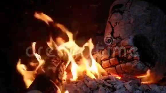 炽热的柴火余烬视频的预览图