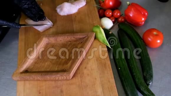 男人准备午餐在木切割板上端上烤面包三明治小吃配绿色沙拉视频的预览图