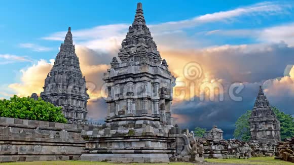 日落时印尼爪哇的普拉姆巴南神庙视频的预览图