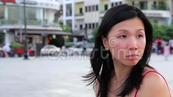中国年轻女子在城里找东西视频的预览图