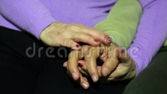 年长夫妇牵着手视频的预览图