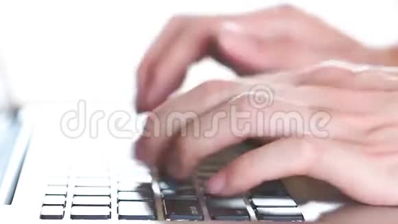 男子手按手提电脑键盘快速视频的预览图