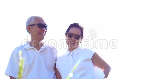 酷亚老夫妇戴着太阳镜和白衬衫享受大自然的阳光视频的预览图
