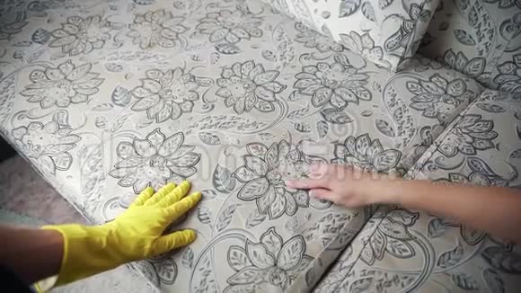 用蒸汽清洁剂清洗沙发的织物视频的预览图