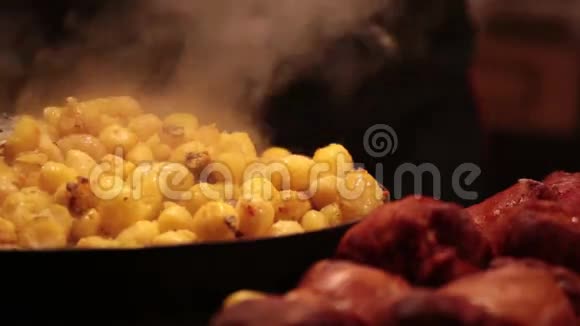香煎土豆和肉视频的预览图