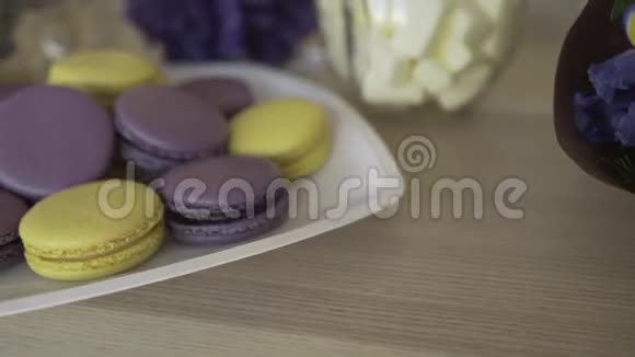 桌上盘子里的彩色饼干视频的预览图