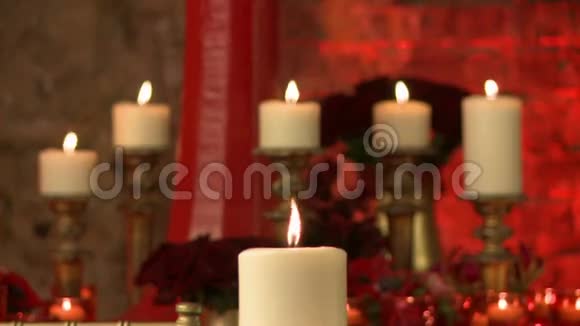 玫瑰花背景下点燃的蜡烛视频的预览图