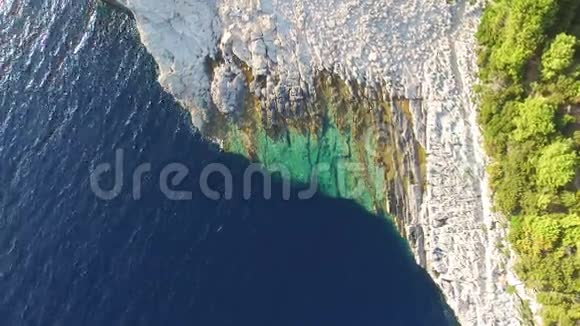 从危险的达尔马提亚悬崖上方俯瞰沉浸在清澈的大海中视频的预览图
