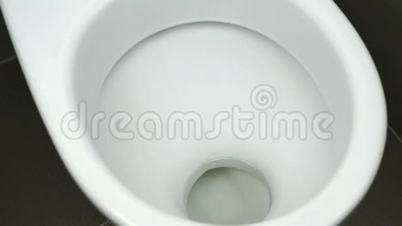 溪水流入白色的厕所视频的预览图