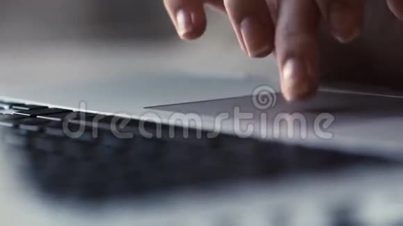 女性手使用电脑笔记本电脑老式过滤器视频的预览图