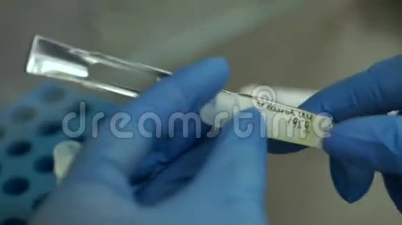 医生准备精液捐献者的精子冷冻视频的预览图
