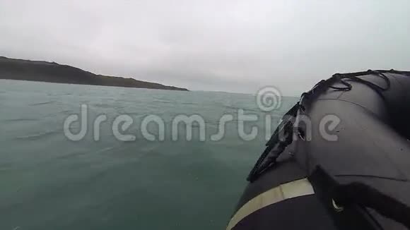 冰川海洋中的橡皮艇探险视频的预览图
