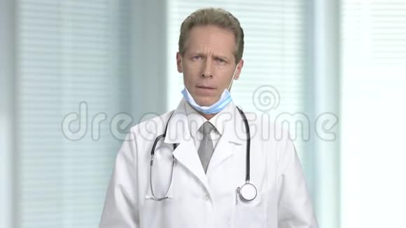沮丧的男医生在模糊的背景视频的预览图