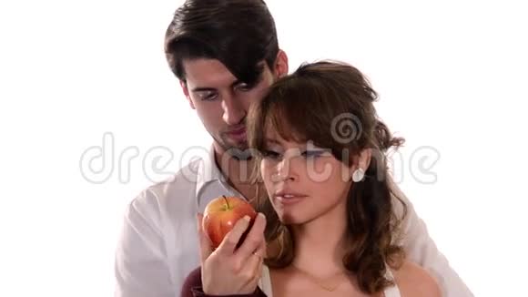 年轻情侣吃红苹果视频的预览图