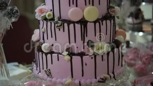 多层婚礼蛋糕纸杯蛋糕和Macaroon视频的预览图