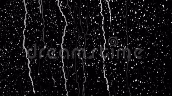 大量的雨水落在玻璃上视频的预览图